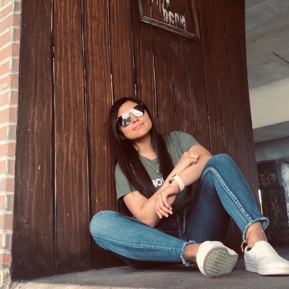 Meet your Posher, Laura - Picture 2 of 2